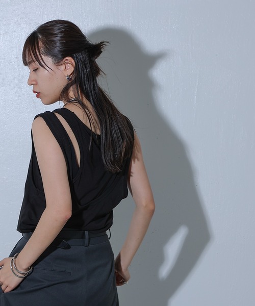 COLONY 2139(コロニートゥーワンスリーナイン)の「ダブルレイヤードタンクトップ(タンクトップ・レディース・ブラック/チャコールグレー/オフホワイト・FREE)」の15枚目の写真