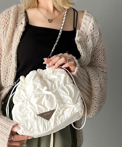 mily bilet（ミウィビレット）の「【mily bilet】甘辛だけどガーリー。シャイニーキルティングリボン使いチェーン巾着バッグ（ハンドバッグ・レディース・ブラック/シルバー/ホワイト・ONE SIZE）」の2枚目の写真