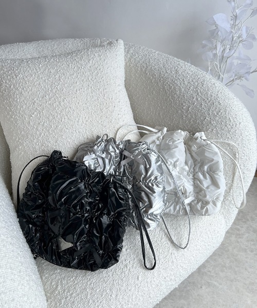 mily bilet（ミウィビレット）の「【mily bilet】甘辛だけどガーリー。シャイニーキルティングリボン使いチェーン巾着バッグ（ハンドバッグ・レディース・ブラック/シルバー/ホワイト・ONE SIZE）」の9枚目の写真