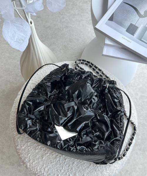 mily bilet（ミウィビレット）の「【mily bilet】甘辛だけどガーリー。シャイニーキルティングリボン使いチェーン巾着バッグ（ハンドバッグ・レディース・ブラック/シルバー/ホワイト・ONE SIZE）」の11枚目の写真