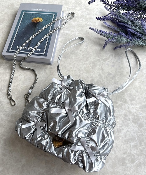 mily bilet（ミウィビレット）の「【mily bilet】甘辛だけどガーリー。シャイニーキルティングリボン使いチェーン巾着バッグ（ハンドバッグ・レディース・ブラック/シルバー/ホワイト・ONE SIZE）」の13枚目の写真