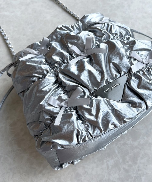 mily bilet（ミウィビレット）の「【mily bilet】甘辛だけどガーリー。シャイニーキルティングリボン使いチェーン巾着バッグ（ハンドバッグ・レディース・ブラック/シルバー/ホワイト・ONE SIZE）」の14枚目の写真