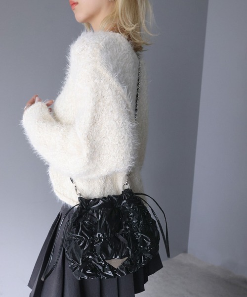 mily bilet（ミウィビレット）の「【mily bilet】甘辛だけどガーリー。シャイニーキルティングリボン使いチェーン巾着バッグ（ハンドバッグ・レディース・ブラック/シルバー/ホワイト・ONE SIZE）」の7枚目の写真