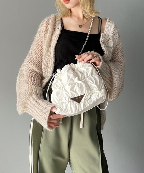 mily bilet（ミウィビレット）の「【mily bilet】甘辛だけどガーリー。シャイニーキルティングリボン使いチェーン巾着バッグ（ハンドバッグ・レディース・ブラック/シルバー/ホワイト・ONE SIZE）」の4枚目の写真