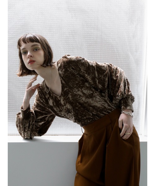 Katrin TOKYO(カトリーントーキョー)の「volume sleeve velour tops(Tシャツ/カットソー・レディース・チャコール/ブラウン・FREE/XS)」の7枚目の写真
