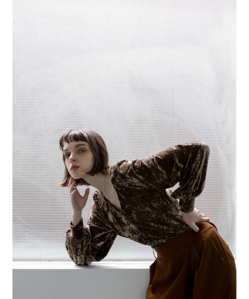 Katrin TOKYO(カトリーントーキョー)の「volume sleeve velour tops(Tシャツ/カットソー・レディース・チャコール/ブラウン・FREE/XS)」の5枚目の写真