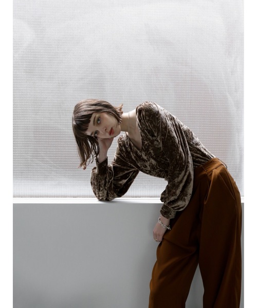 Katrin TOKYO(カトリーントーキョー)の「volume sleeve velour tops(Tシャツ/カットソー・レディース・チャコール/ブラウン・FREE/XS)」の4枚目の写真