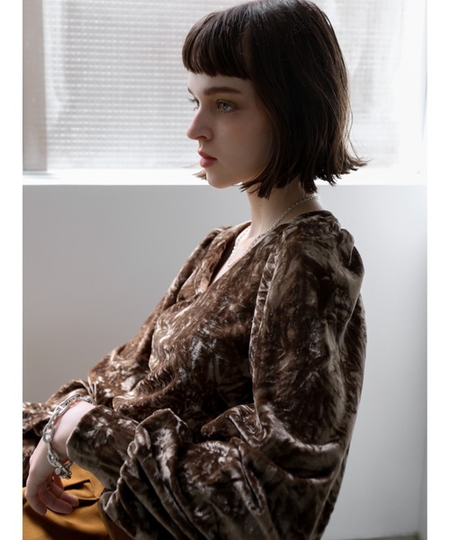 Katrin TOKYO(カトリーントーキョー)の「volume sleeve velour tops(Tシャツ/カットソー・レディース・チャコール/ブラウン・FREE/XS)」の3枚目の写真