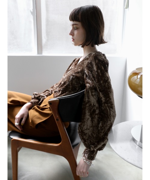 Katrin TOKYO(カトリーントーキョー)の「volume sleeve velour tops(Tシャツ/カットソー・レディース・チャコール/ブラウン・FREE/XS)」の22枚目の写真