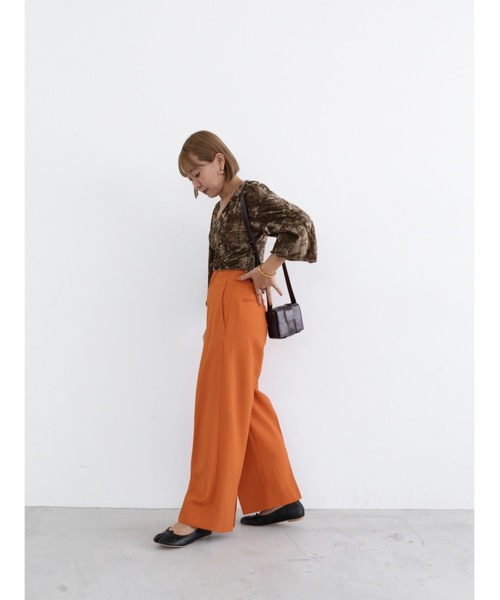 Katrin TOKYO(カトリーントーキョー)の「volume sleeve velour tops(Tシャツ/カットソー・レディース・チャコール/ブラウン・FREE/XS)」の19枚目の写真