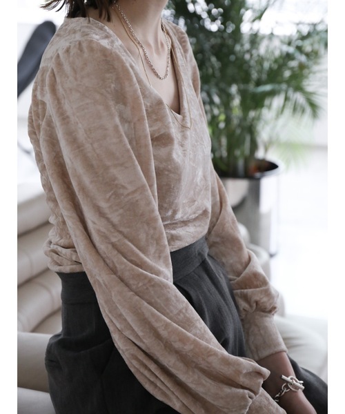 Katrin TOKYO(カトリーントーキョー)の「volume sleeve velour tops(Tシャツ/カットソー・レディース・チャコール/ブラウン・FREE/XS)」の15枚目の写真