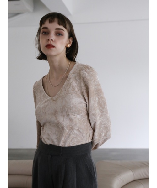 Katrin TOKYO(カトリーントーキョー)の「volume sleeve velour tops(Tシャツ/カットソー・レディース・チャコール/ブラウン・FREE/XS)」の13枚目の写真