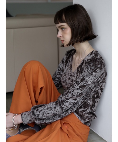 Katrin TOKYO(カトリーントーキョー)の「volume sleeve velour tops(Tシャツ/カットソー・レディース・チャコール/ブラウン・FREE/XS)」の10枚目の写真