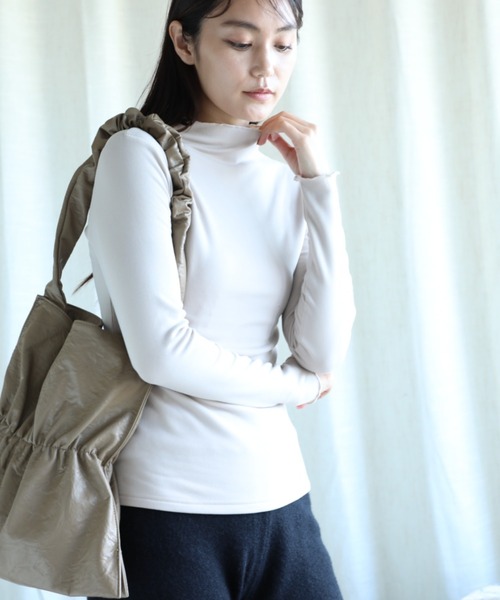 aimoha(アイモハ)の「【Aimoha】フリル裏起毛インナートップス (AW) (LV)(Tシャツ/カットソー・レディース・ベージュ/ホワイト/ブラウン/ブラック・SMALL/MEDIUM/LARGE/X-LARGE/XX-LARGE)」の4枚目の写真