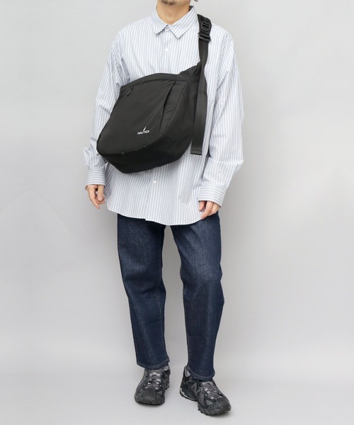 ブラック ショルダーバッグ オールブラック ショルダーバッグ A4収納可（ショルダーバッグ