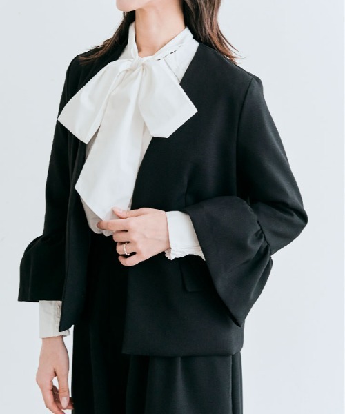 kirakiraShop(キラキラショップ)の「OUI CLASSY ノーカラー フレア スリーブ ジャケット(ノーカラージャケット・レディース・ネイビー/チャコール/ブラック・S/M/L)」の4枚目の写真