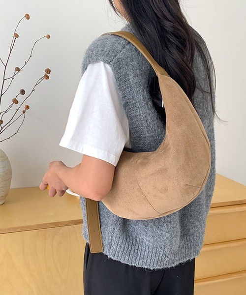 LYEON(リヨン)の「ハーフムーンワンハンドルバッグ/ロングベルトスエードショルダーバッグ(ハンドバッグ・レディース・ベージュ/ブラウン/ブルー/ブラック・FREE)」の3枚目の写真