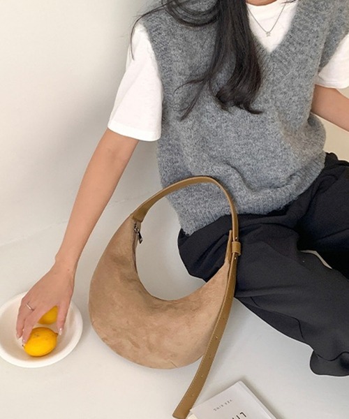 LYEON(リヨン)の「ハーフムーンワンハンドルバッグ/ロングベルトスエードショルダーバッグ(ハンドバッグ・レディース・ベージュ/ブラウン/ブルー/ブラック・FREE)」の6枚目の写真