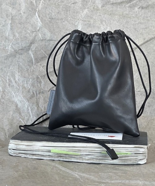 PATRICK STEPHAN(パトリックステファン)の「パトリック ステファン / Leather drawstring bag 'square' 巾着バッグ ショルダーバッグ(ショルダーバッグ・メンズ・ブラック/ホワイト/ライトブラウン/シルバー系その他・FREE)」の6枚目の写真