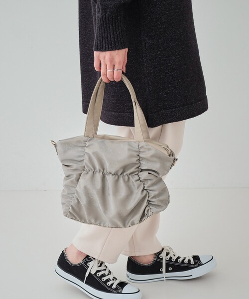 SHOO・LA・RUE（シューラルー）の「◆【2WAY】シャイニーくしゅくしゅトートバッグ（トートバッグ・レディース・シルバー/ダークブラウン/グレー/ブラック・00）」の15枚目の写真