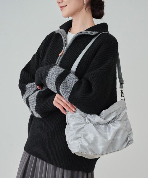 SHOO・LA・RUE（シューラルー）の「◆【2WAY】シャイニーくしゅくしゅトートバッグ（トートバッグ・レディース・シルバー/ダークブラウン/グレー/ブラック・00）」の21枚目の写真