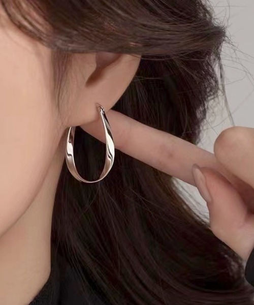 almo(アルモ)の「オーバルツイストボリュームフープピアス/ペア(RO)(ピアス(両耳用)・メンズ・ゴールド/シルバー・FREE)」の1枚目の写真