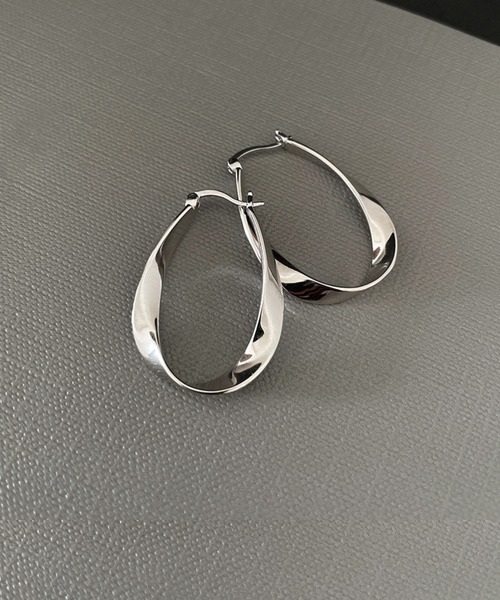 almo(アルモ)の「オーバルツイストボリュームフープピアス/ペア(RO)(ピアス(両耳用)・メンズ・ゴールド/シルバー・FREE)」の5枚目の写真