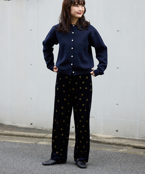 新品ローリーズファーム ベロア刺繍フレアパンツ LOWRYS FARM（ローリーズファーム）の「ベロアシシュウフレア