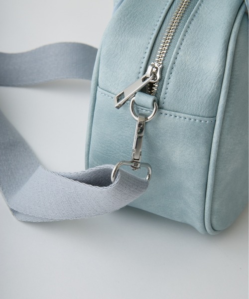 OLIVE des OLIVE(オリーブデオリーブ)の「エンボスロゴボストン(ショルダーバッグ・レディース・アイボリー/サックスブルー/ブラウン・FREE)」の4枚目の写真