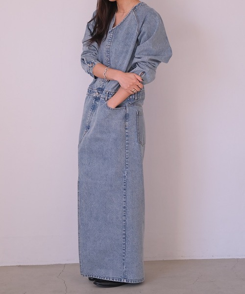 AKTE（アクテ）の「Vネックデニムドレス（ワンピース・レディース・ライトブルー/インディゴブルー・1/2/2T）」の4枚目の写真