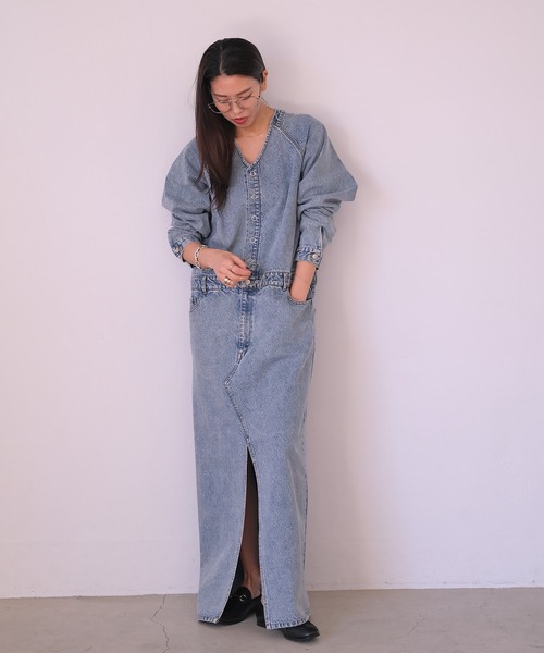 AKTE（アクテ）の「Vネックデニムドレス（ワンピース・レディース・ライトブルー/インディゴブルー・1/2/2T）」の8枚目の写真