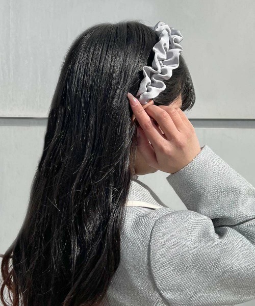 F i.n.t(フィント)の「ホイップギャザーサテンカチューシャ/fint フィント(カチューシャ・レディース・アイボリー/ブルーグレー・FREE)」の2枚目の写真