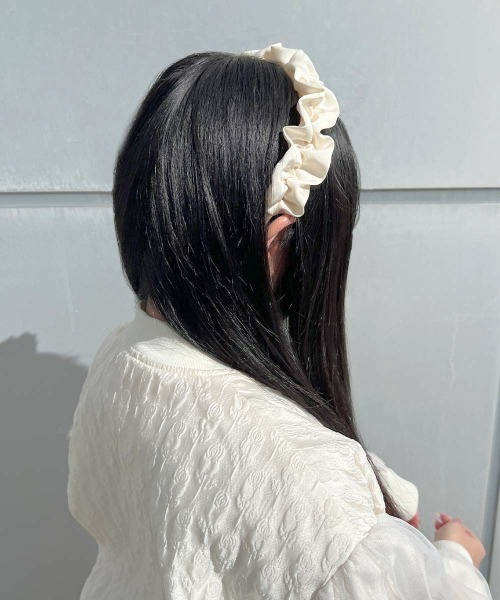 F i.n.t(フィント)の「ホイップギャザーサテンカチューシャ/fint フィント(カチューシャ・レディース・アイボリー/ブルーグレー・FREE)」の3枚目の写真