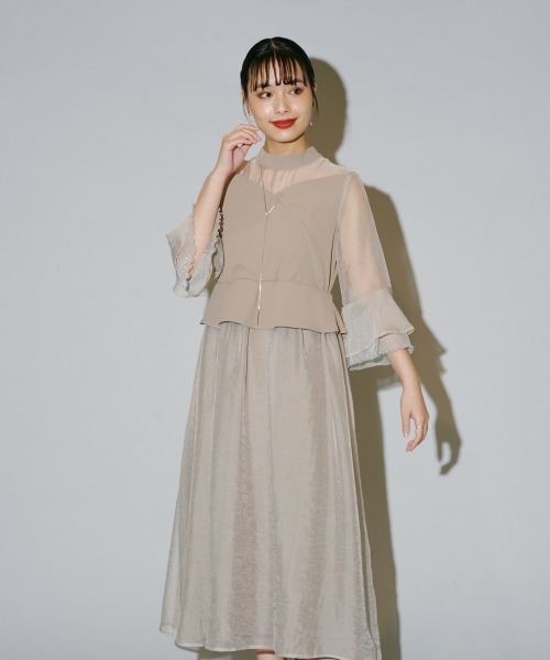 terrace(テラス)の「デコルテシアーワンピース(ドレス・レディース・ベージュ/ブラック/チャコールグレー・MEDIUM)」の4枚目の写真