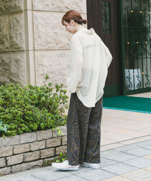 ITEMS URBANRESEARCH（アイテムズ アーバンリサーチ）の「シアービッグシャツ（シャツ/ブラウス・レディース・オフホワイト/イエロー/ネイビー/ブラウン・FREE）」の18枚目の写真