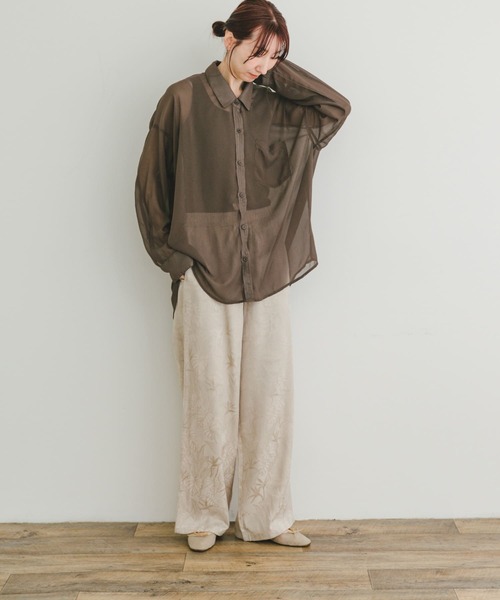 ITEMS URBANRESEARCH（アイテムズ アーバンリサーチ）の「シアービッグシャツ（シャツ/ブラウス・レディース・オフホワイト/イエロー/ネイビー/ブラウン・FREE）」の22枚目の写真