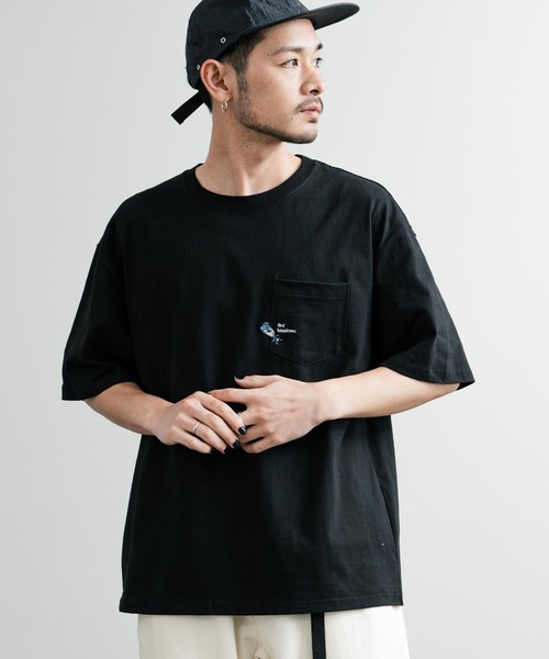 Rocky Monroe(ロッキーモンロー)の「オーバーサイズワンポイント刺繍ポケット付きクルーネック半袖Tシャツ(Tシャツ/カットソー・メンズ・ホワイト系/ホワイト系4/ブラック系3/ブラック系1/ホワイト/ブラック/ホワイト系6/ブラック系/ホワイト系5/ブラック系4/ホワイト系3/ブラック系2/ブラック系6/ブラック系5/ホワイト系2/ホワイト系1・L/M)」の1枚目の写真
