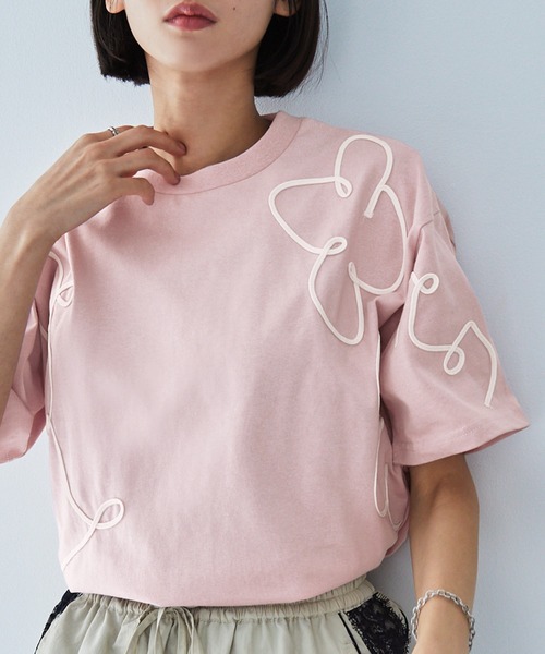 MONO-MART(モノマート)の「コードエンブロイダリーショート丈半袖Tシャツ(Tシャツ/カットソー・レディース・チャコール/オフホワイト/ピンク/ブラック/ライトブルー・FREE)」の5枚目の写真