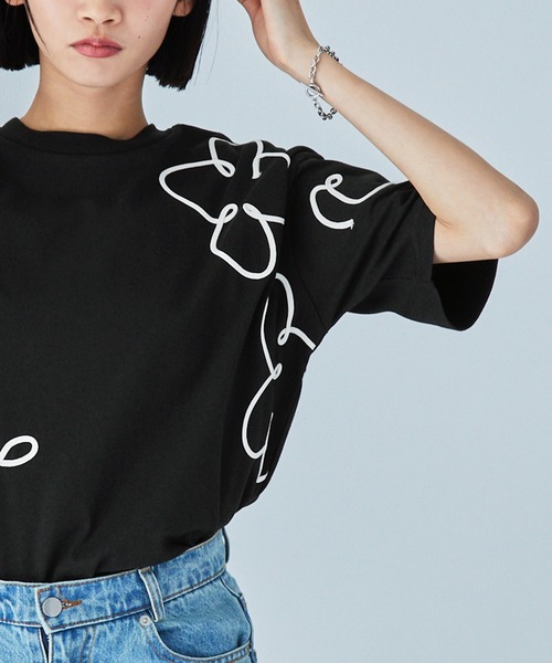 MONO-MART(モノマート)の「コードエンブロイダリーショート丈半袖Tシャツ(Tシャツ/カットソー・レディース・チャコール/オフホワイト/ピンク/ブラック/ライトブルー・FREE)」の2枚目の写真