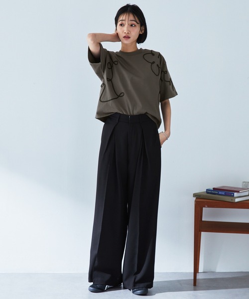 MONO-MART(モノマート)の「コードエンブロイダリーショート丈半袖Tシャツ(Tシャツ/カットソー・レディース・チャコール/オフホワイト/ピンク/ブラック/ライトブルー・FREE)」の6枚目の写真