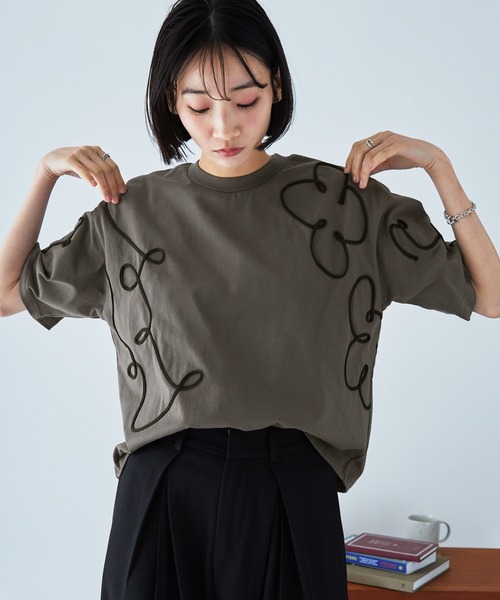 MONO-MART(モノマート)の「コードエンブロイダリーショート丈半袖Tシャツ(Tシャツ/カットソー・レディース・チャコール/オフホワイト/ピンク/ブラック/ライトブルー・FREE)」の7枚目の写真