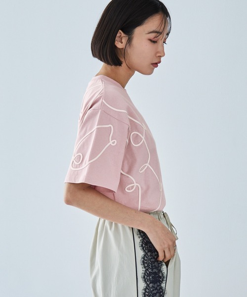 MONO-MART(モノマート)の「コードエンブロイダリーショート丈半袖Tシャツ(Tシャツ/カットソー・レディース・チャコール/オフホワイト/ピンク/ブラック/ライトブルー・FREE)」の17枚目の写真