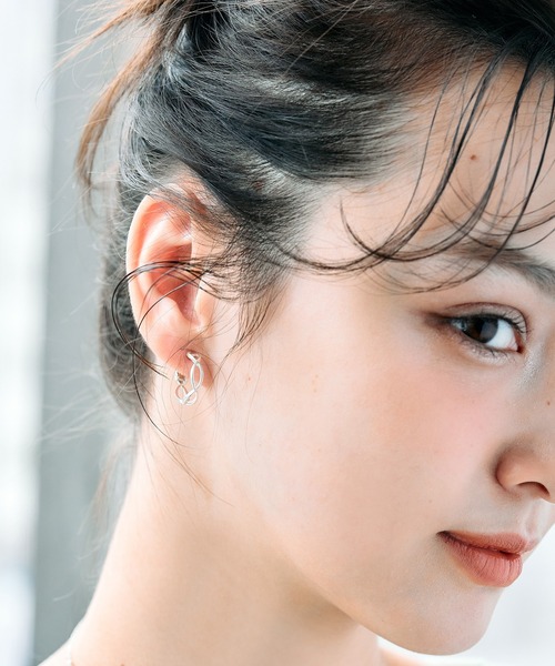 Jolie Toujours(ジョリトゥジュール)の「【金属アレルギー軽減】〈Silver925〉クロスフープイヤリング(イヤリング・レディース・シルバー・FREE)」の4枚目の写真