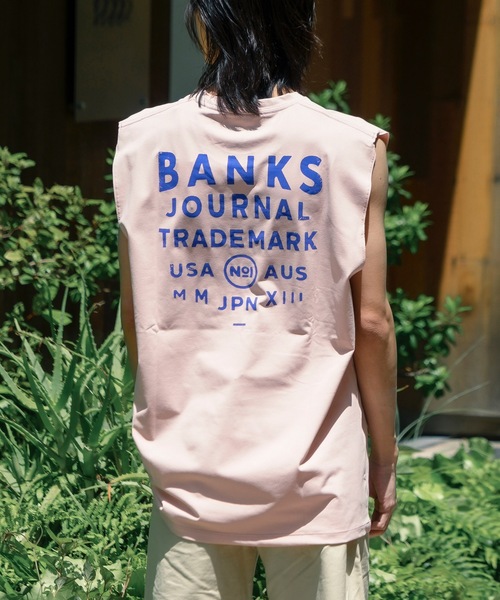 BANKS(バンクス)の「DESIGN TEE /BANKS JOURNAL(バンクスジャーナル)ワンポイントブランドロゴプリントタンクトップ(タンクトップ・メンズ・スモークピンク/オフホワイト/ブラック・MEDIUM/LARGE/X-LARGE)」の1枚目の写真