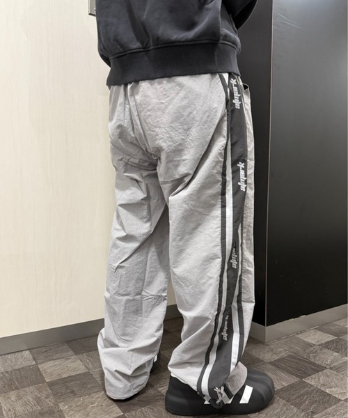 ATMARK(アットマーク)の「《フリーサイズ / UNISEX 》ATMARKオリジナル サイドライントラックパンツ(その他パンツ・メンズ・グレー・FREE)」の2枚目の写真
