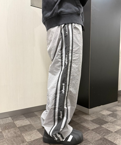 ATMARK(アットマーク)の「《フリーサイズ / UNISEX 》ATMARKオリジナル サイドライントラックパンツ(その他パンツ・メンズ・グレー・FREE)」の3枚目の写真