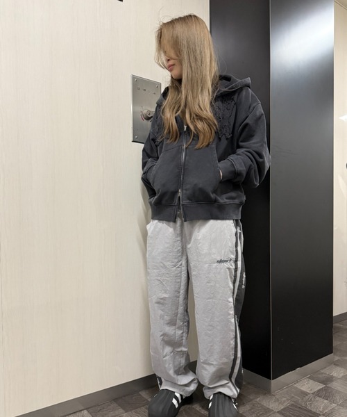 ATMARK(アットマーク)の「《フリーサイズ / UNISEX 》ATMARKオリジナル サイドライントラックパンツ(その他パンツ・メンズ・グレー・FREE)」の4枚目の写真