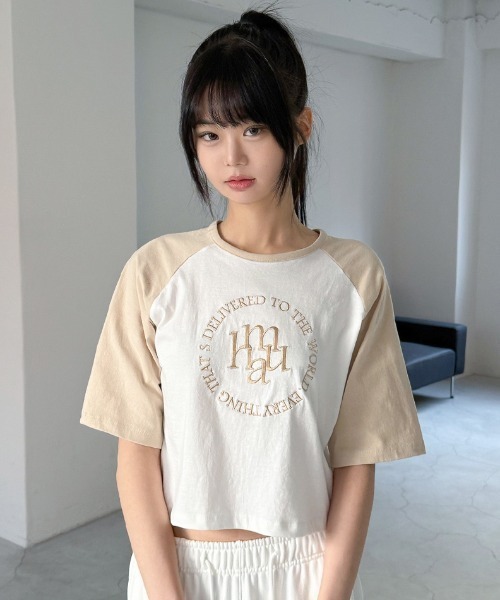 muahmuah(ムーアムーア)の「A'GEM/9 × .kom 『muah muah/ムーアムーア』CIRCLE LOGO RAGLAN HALF T-SHIRT/ステッチロゴラグラン Tシャツ(Tシャツ/カットソー・レディース・ダークグリーン/ベージュ/ブラック・FREE)」の1枚目の写真