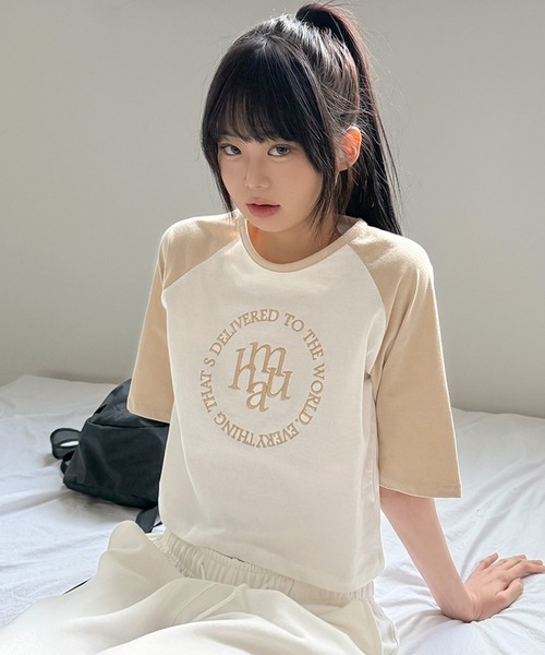 muahmuah(ムーアムーア)の「A'GEM/9 × .kom 『muah muah/ムーアムーア』CIRCLE LOGO RAGLAN HALF T-SHIRT/ステッチロゴラグラン Tシャツ(Tシャツ/カットソー・レディース・ダークグリーン/ベージュ/ブラック・FREE)」の13枚目の写真