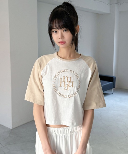 muahmuah(ムーアムーア)の「A'GEM/9 × .kom 『muah muah/ムーアムーア』CIRCLE LOGO RAGLAN HALF T-SHIRT/ステッチロゴラグラン Tシャツ(Tシャツ/カットソー・レディース・ダークグリーン/ベージュ/ブラック・FREE)」の9枚目の写真